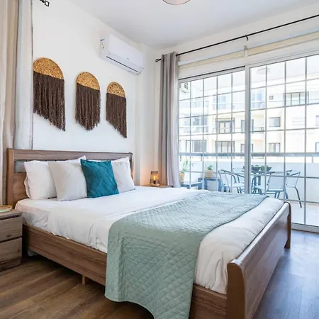 Araminta 2-br & Balcony In Apartment *