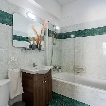 Araminta 2-br & Balcony In Apartment Larnaka
