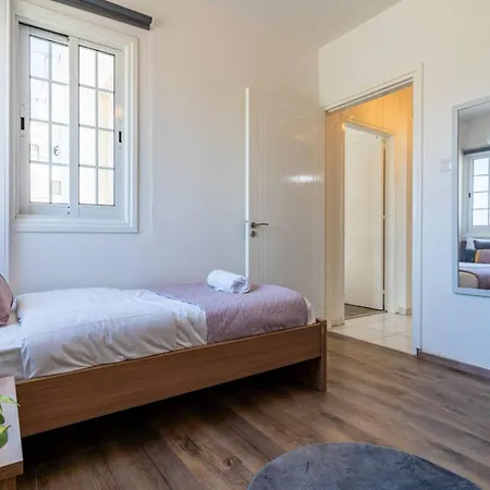 Araminta 2-br & Balcony In Larnaka